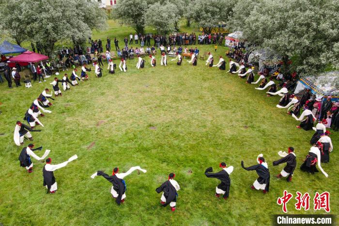 資料圖為西藏昌都丁青縣民眾跳歡快的鍋莊舞?！〗w波 攝