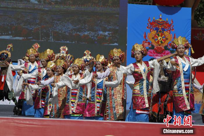 圖為日喀則市一場文藝節(jié)目的藏戲表演(資料圖)。趙朗攝