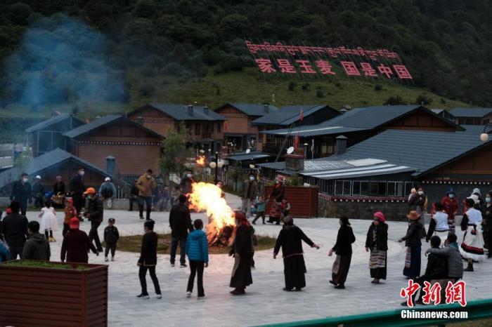 圖為8月5日，玉麥鄉(xiāng)民眾在鄉(xiāng)里跳鍋莊舞，從前的“三人鄉(xiāng)”熱鬧起來了。 <a target='_blank' ></p><p  align=