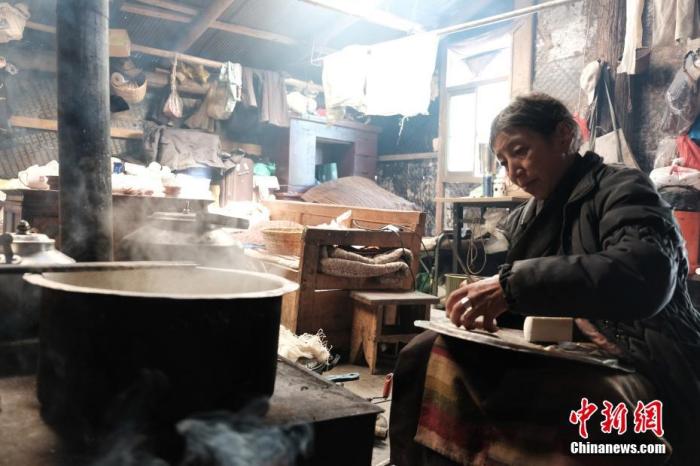 圖為8月6日，60歲的卓嘎在玉麥鄉(xiāng)牧場放牧點制作奶渣。 <a target='_blank' ></p><p  align=