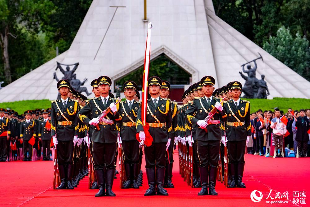 8月19日10時，慶祝西藏和平解放70周年大會在拉薩市布達拉宮廣場隆重舉行。這是大會舉行升旗儀式。徐馭堯 攝