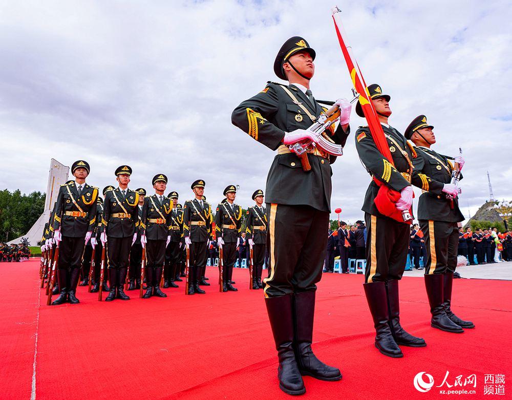 8月19日10時，慶祝西藏和平解放70周年大會在拉薩市布達拉宮廣場隆重舉行。這是大會舉行升旗儀式。徐馭堯 攝