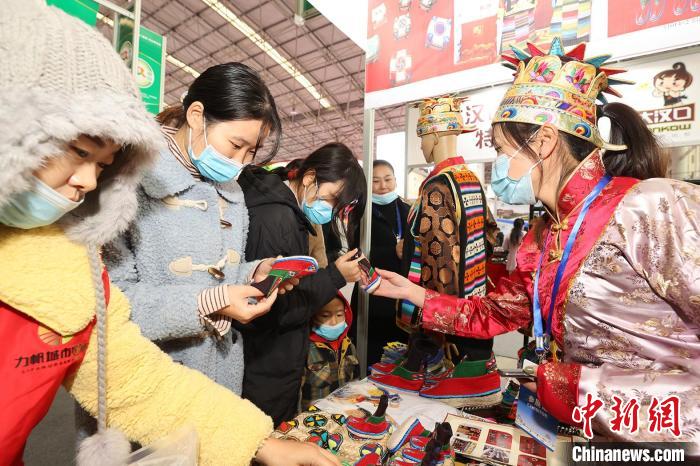 西藏瓊結(jié)赴襄陽參加漢江流域農(nóng)業(yè)博覽會，農(nóng)特產(chǎn)品受青睞(資料圖) 湖北省援藏辦供圖