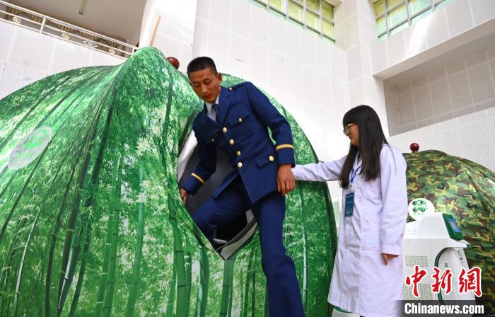 圖為參與完測(cè)試，消防員走出高壓氧倉(cāng)。　趙朗 攝