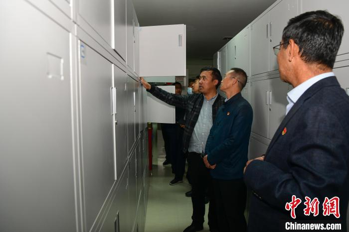 圖為參加西藏三大重點(diǎn)文物保護(hù)維修工程檔案移交進(jìn)館儀式人員參觀拉薩市檔案館?！∝暩聛硭?攝