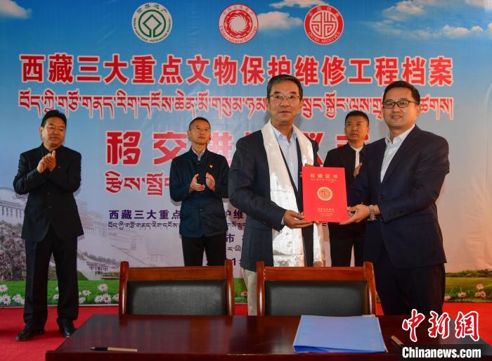 圖為西藏三大重點(diǎn)文物保護(hù)維修工程檔案移交進(jìn)館儀式現(xiàn)場(chǎng)?！∝暩聛硭?攝