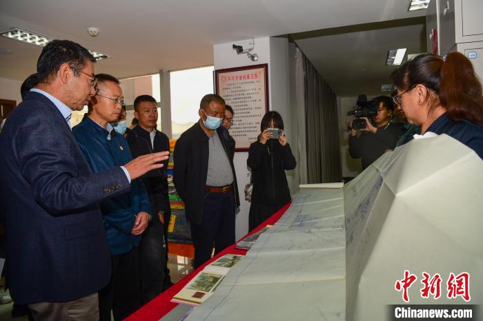 圖為參加西藏三大重點(diǎn)文物保護(hù)維修工程檔案移交進(jìn)館儀式人員參觀布達(dá)拉宮手繪圖紙。　貢嘎來松 攝