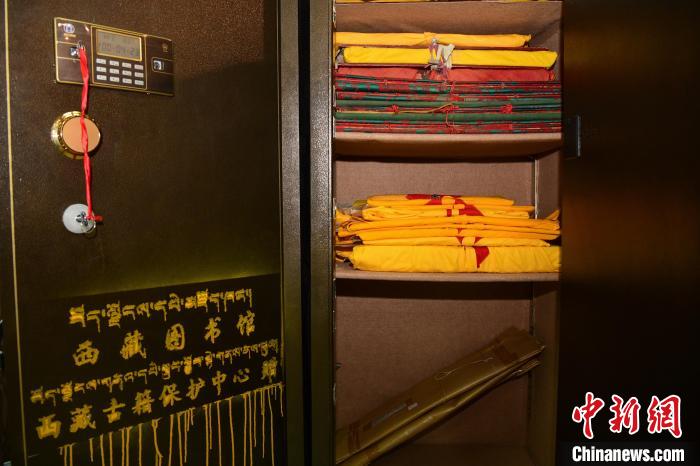 圖為拉薩市檔案館里收藏的藏文古籍。　貢嘎來松 攝