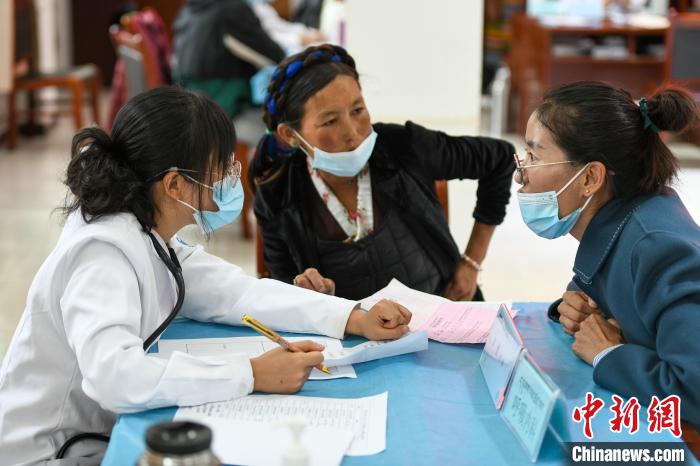 因不少農(nóng)牧民不會普通話，義診活動現(xiàn)場，鄉(xiāng)政府為每位醫(yī)生配了一名翻譯。　江飛波 攝