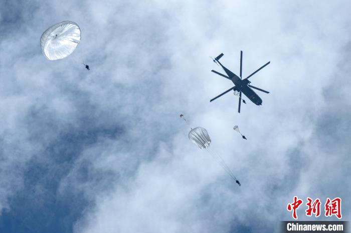 圖為傘降女兵在空中開傘?！⊥跏鰱| 攝