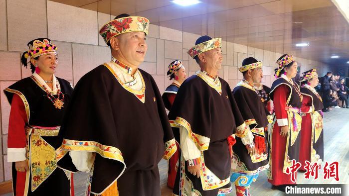 圖為西藏老年舞蹈隊(duì)在后臺準(zhǔn)備上場?！∝暽＠?攝