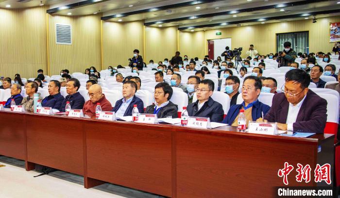 圖為與會專家學者聽會?！钪覍?攝