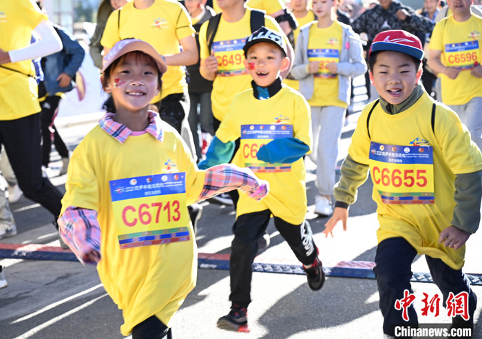 圖為當(dāng)?shù)貎和瘏⒓用阅惆氤恬R拉松。 <a target='_blank' ><p  align=