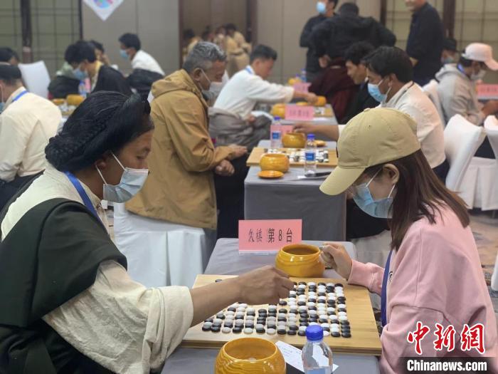 圖為參賽選手正在進(jìn)行藏棋對(duì)弈。　謝牧 攝