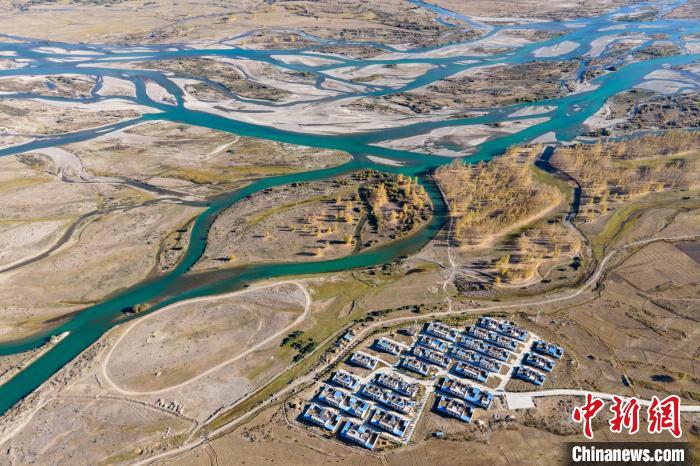 圖為10月16日，航拍高原河流拉薩河辮狀水系和河畔村莊，一派和諧景象?！〗w波 攝
