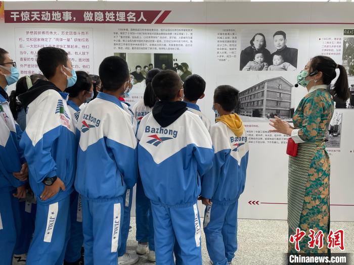 圖為學(xué)生正在聽(tīng)講解員講解?！≈x牧 攝