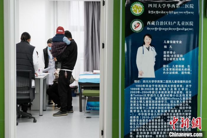 圖為四川大學華西第二醫(yī)院專家接診。　江飛波 攝