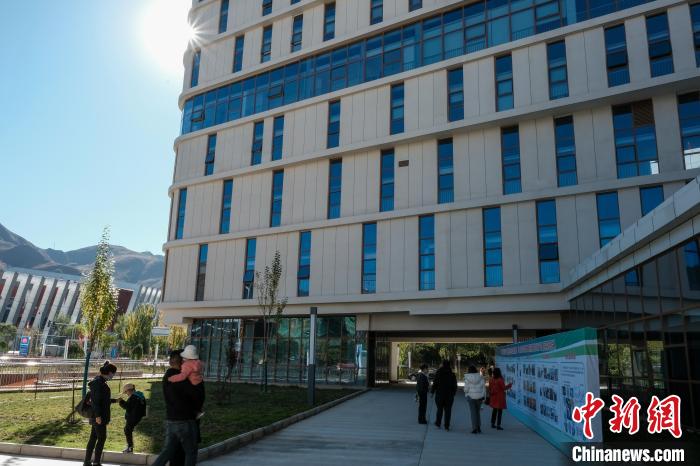 因疫情防控需要，此次義診活動進行了人數(shù)限定。圖為西藏民眾帶著孩子到醫(yī)院就診?！〗w波 攝