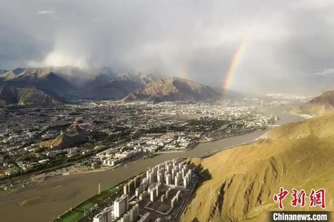 資料圖：海拔3600多米的高原城市拉薩迎來雨后彩虹。江飛波 攝