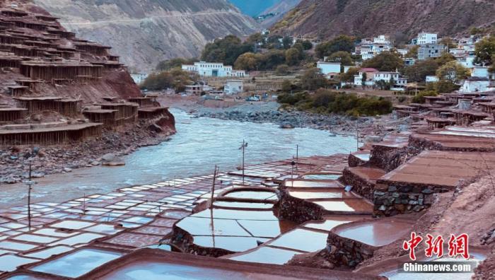 資料圖為芒康千年古鹽田。 <a target='_blank' ><p  align=