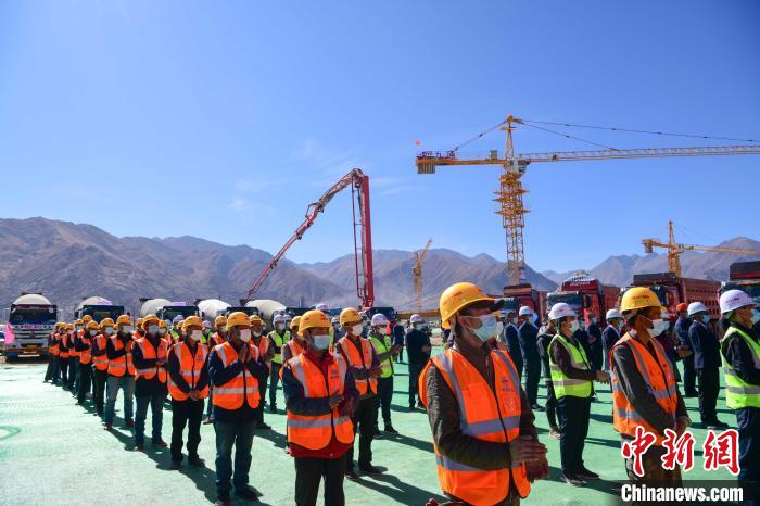 圖為人大附中拉薩學(xué)校開工奠基儀式現(xiàn)場?！∝暩聛硭?攝