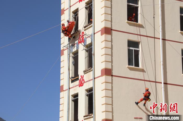 圖為消防指戰(zhàn)員進行繩索救援演練。　朱科熹 攝
