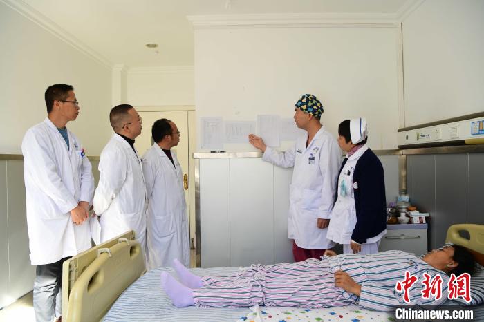 圖為何蔚副主任醫(yī)師(站右二)及團(tuán)隊(duì)術(shù)后對(duì)患者的肌肉訓(xùn)練、蛋白飲食等制定了每半日的康復(fù)計(jì)劃。　貢嘎來松 攝