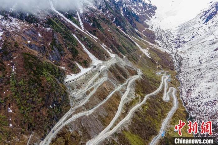 圖為嘎隆拉隧道南段，穿過該隧道后便正式進入了墨脫縣范圍。