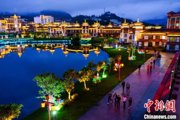 墨脫入夜，華燈初上，昔日“高原孤島”如今日漸繁華。