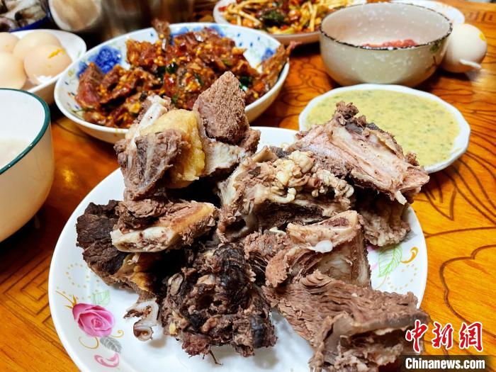 圖為除夕之夜的大餐?！∪轿木?攝