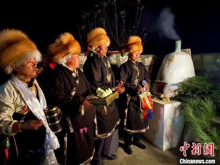 圖為除夕之夜進行的驅鬼儀式?！∪轿木?攝