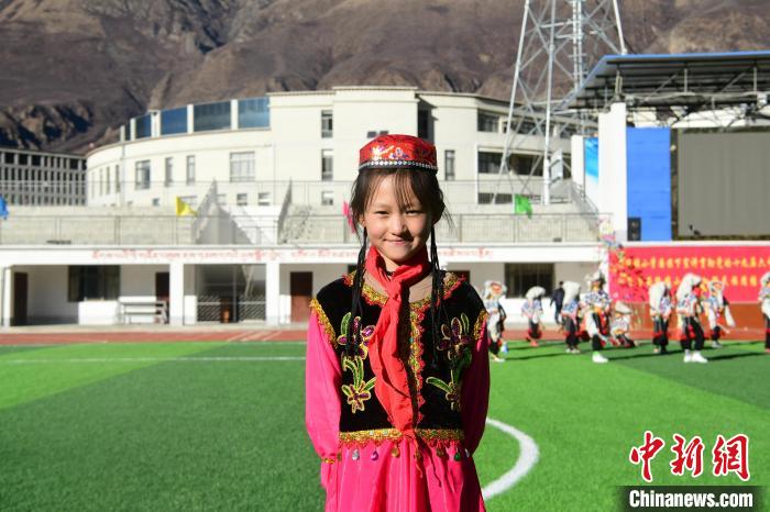 圖為加查縣安繞鎮(zhèn)小學(xué)回族學(xué)生馬萍?！∝暩聛硭?攝