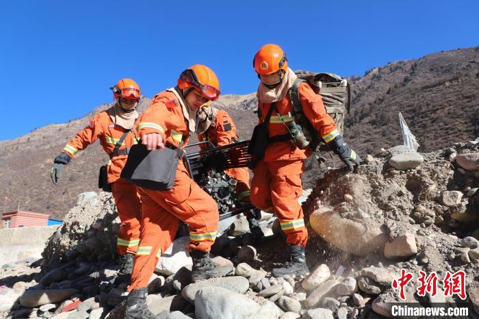 圖為參訓(xùn)消防指戰(zhàn)員密切配合進行訓(xùn)練。　昌都市森林消防支隊江達縣中隊 攝