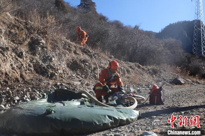 圖為參訓(xùn)消防指戰(zhàn)員架設(shè)蓄水池?！〔际猩窒乐ш牻_縣中隊 攝