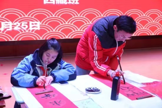 現(xiàn)場(chǎng)書寫春聯(lián)。梁超攝