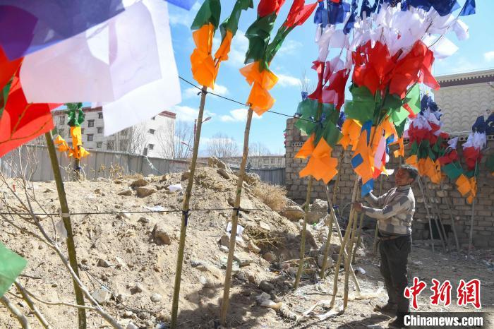 圖為拉薩街頭出售的五彩經(jīng)幡?！∝暩聛?lái)松 攝