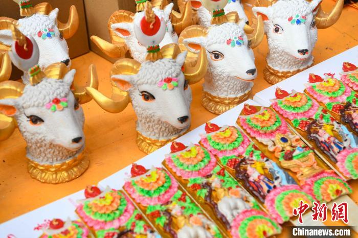 圖為拉薩市場(chǎng)上待售的吉祥羊頭?！∝暩聛?lái)松 攝