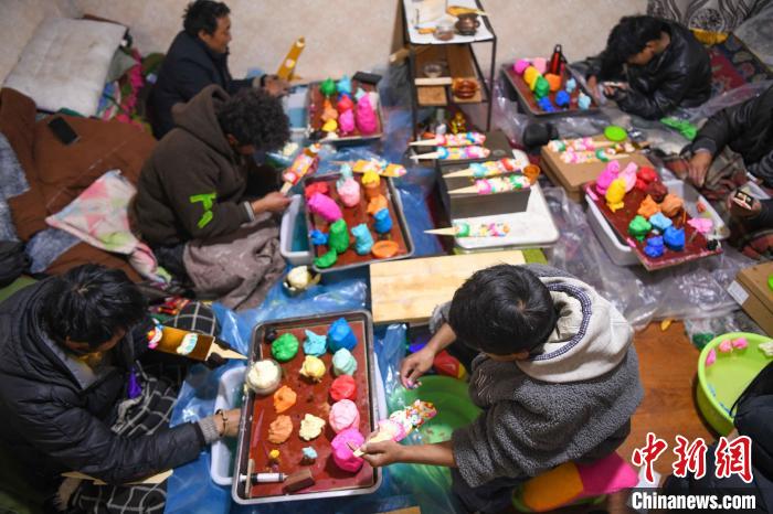 圖為拉薩手藝人制作年貨酥油花?！∝暩聛?lái)松 攝