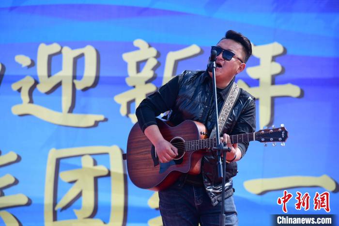 圖為文藝匯演現(xiàn)場(chǎng)?！∝暩聛硭?攝