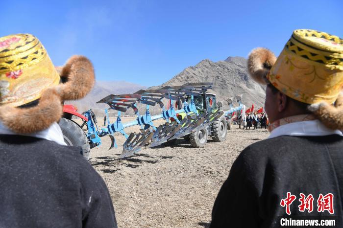 圖為拉薩市曲水縣茶巴朗村春耕儀式現(xiàn)場?！∝暩聛硭?攝