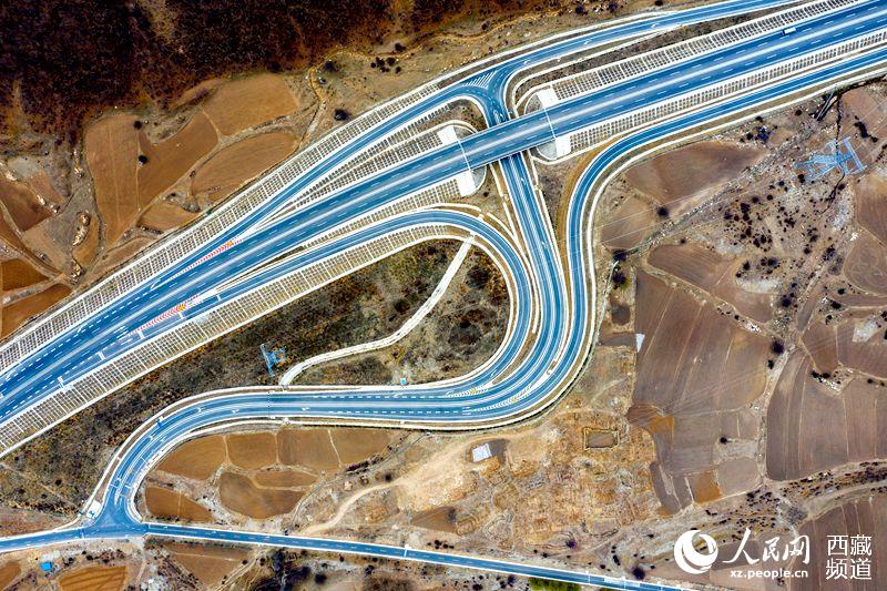 拉林高等級公路。徐馭堯攝