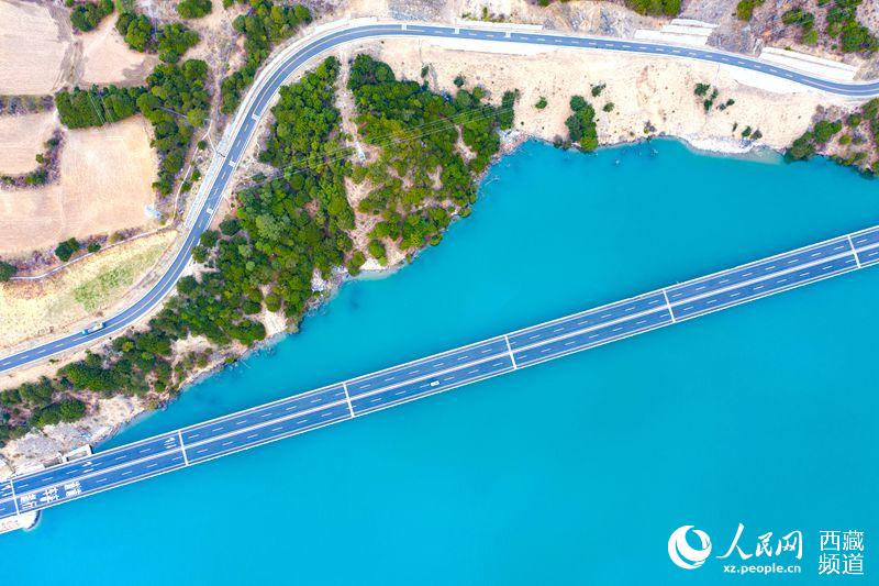 拉林高等級公路。徐馭堯攝