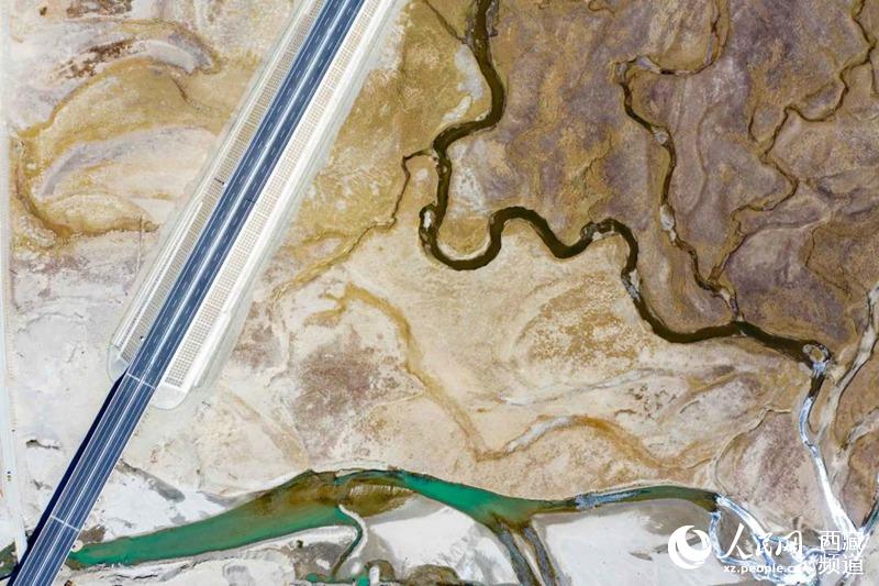 那拉高速公路。徐馭堯攝