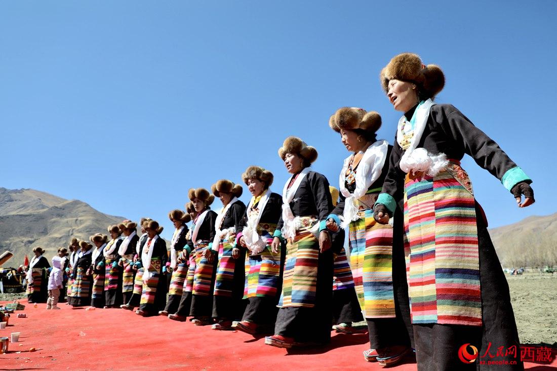 儀式結(jié)束后，農(nóng)田上仍洋溢著喜慶氣氛，村民們邊唱邊跳起了鍋莊舞。人民網(wǎng) 次仁羅布攝