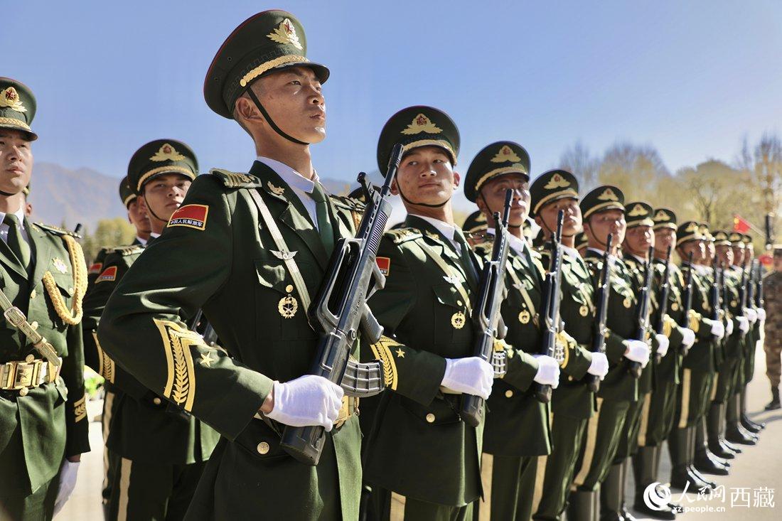 國(guó)旗護(hù)衛(wèi)隊(duì)隊(duì)員。人民網(wǎng)次仁羅布 攝