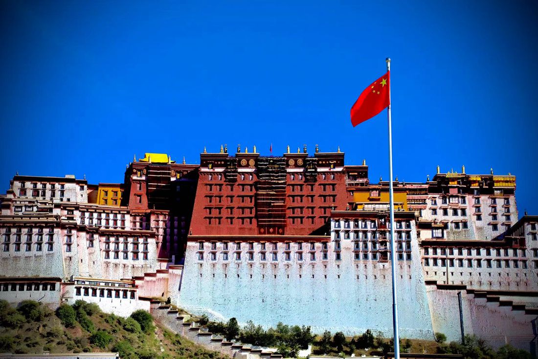 五星紅旗迎風(fēng)飄揚(yáng)。人民網(wǎng) 次仁羅布攝