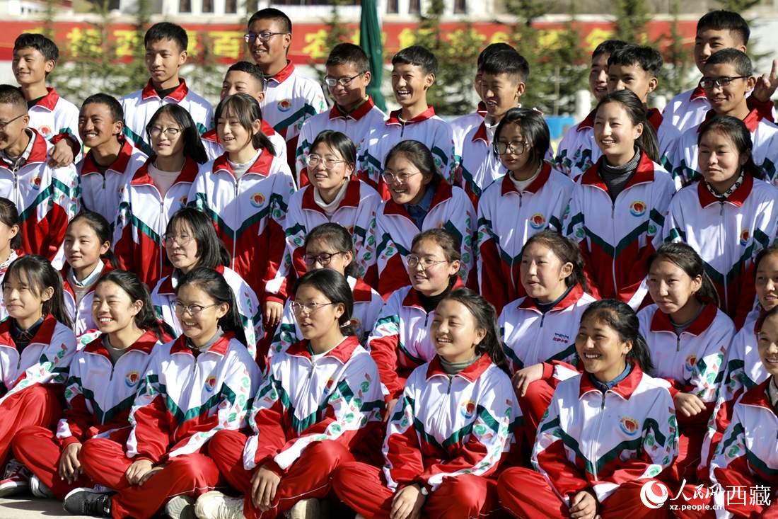 學(xué)生代表們合影留念。人民網(wǎng) 次仁羅布攝