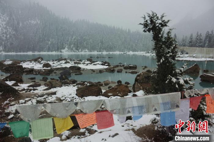 然烏湖春雪飄落。　冉文娟 攝