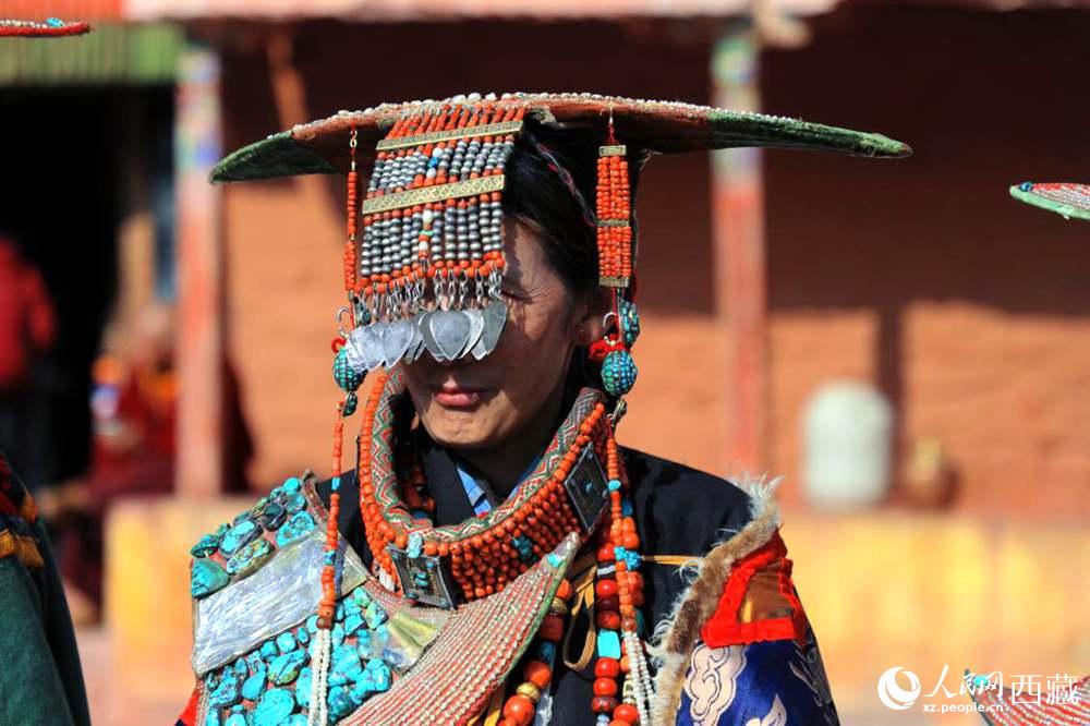 普蘭群眾展示特色服飾。人民網(wǎng) 李海霞攝