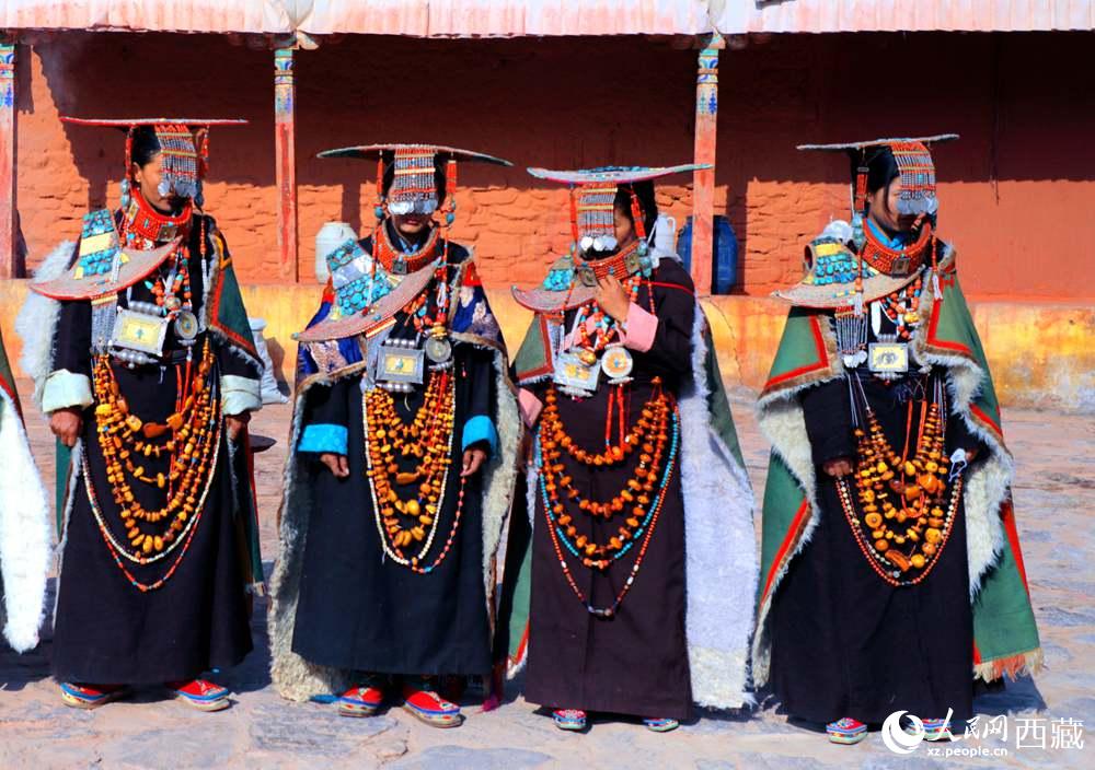 身著特色服飾跳“宣”舞。人民網(wǎng) 李海霞攝